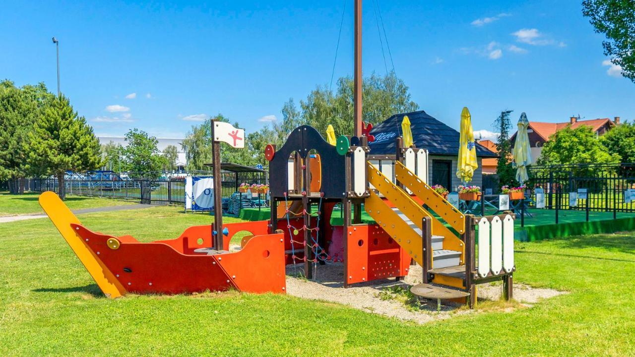 Hotel Aquacity Seasons Poprad Buitenkant foto