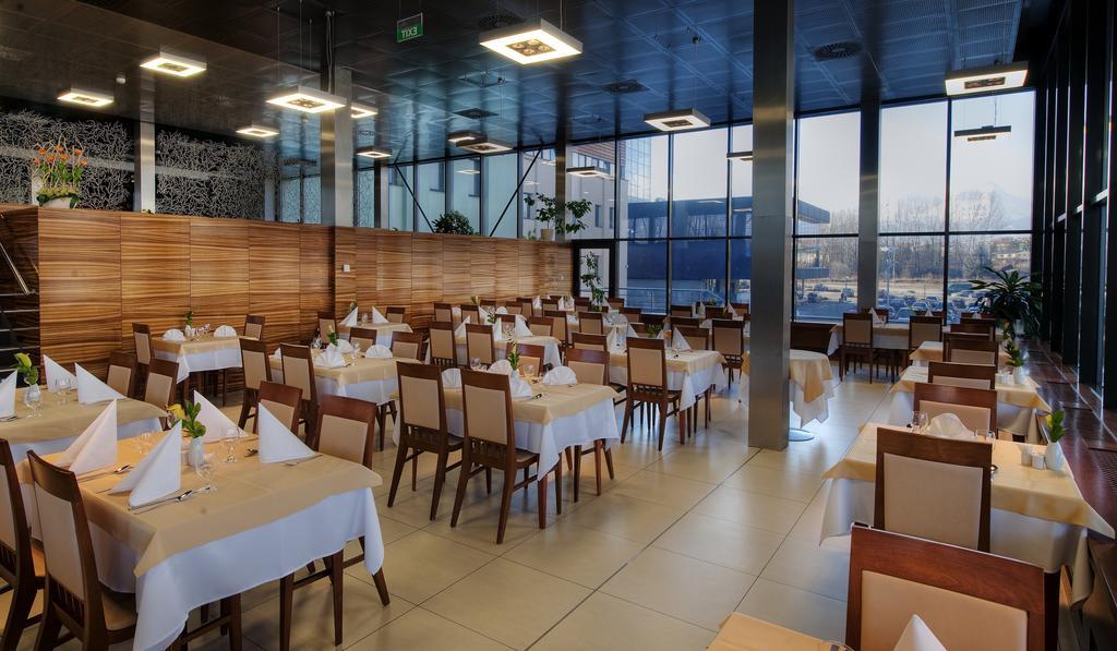Hotel Aquacity Seasons Poprad Buitenkant foto