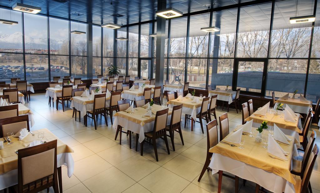Hotel Aquacity Seasons Poprad Buitenkant foto